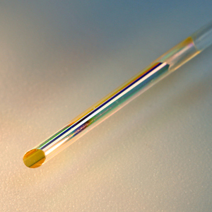 Dépôt anti-reflet ou filtre dichroïque déposé le long d'une fibre optique de silice.