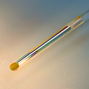 Dépôt anti-reflet ou filtre dichroïque déposé sur la face d'une fibre optique de silice.